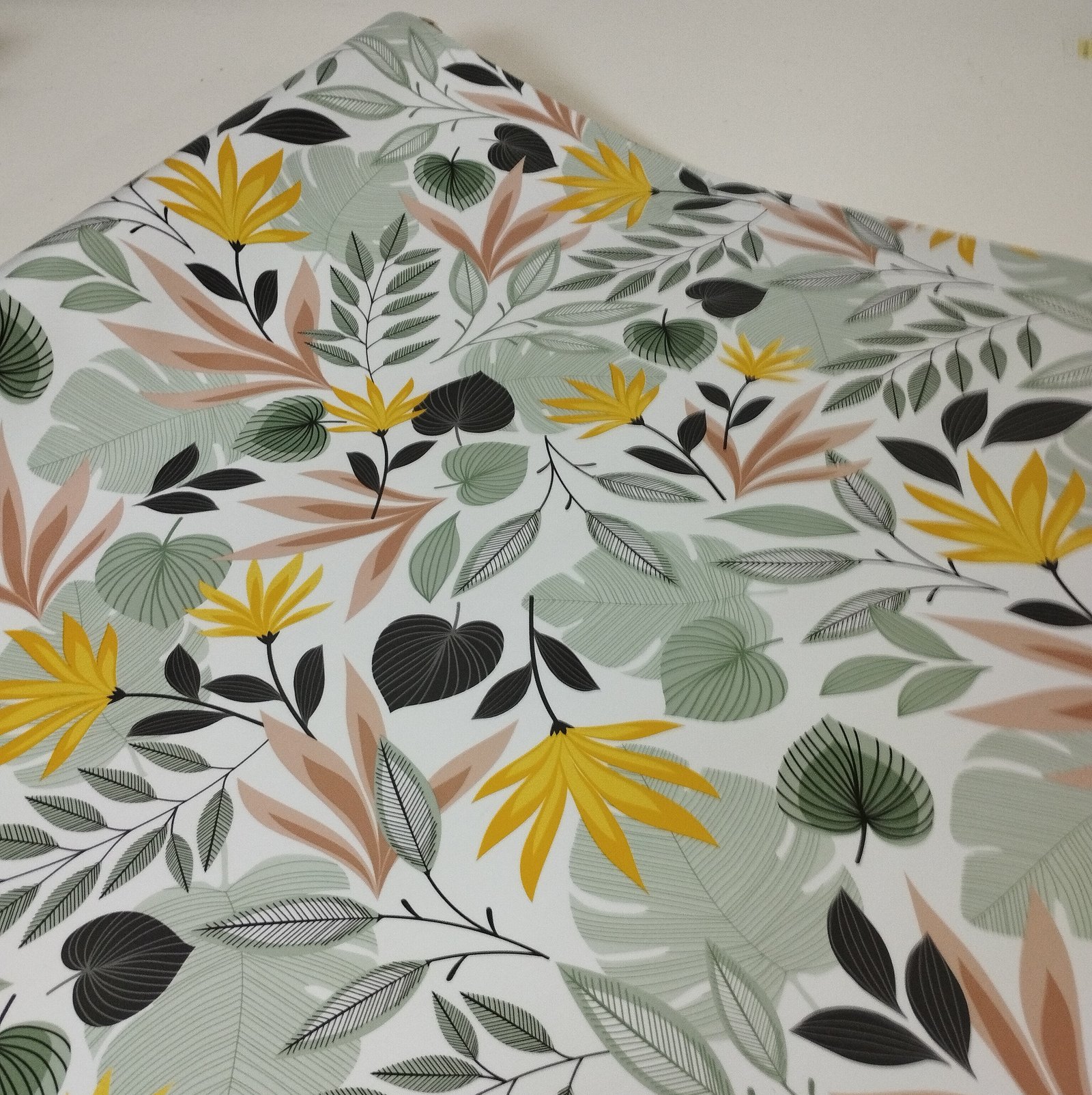 Hule afelpat amb estampat de fulles tropicals